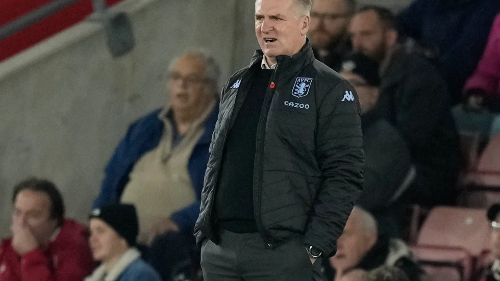 Aston Villa sparkar Dean Smith.
