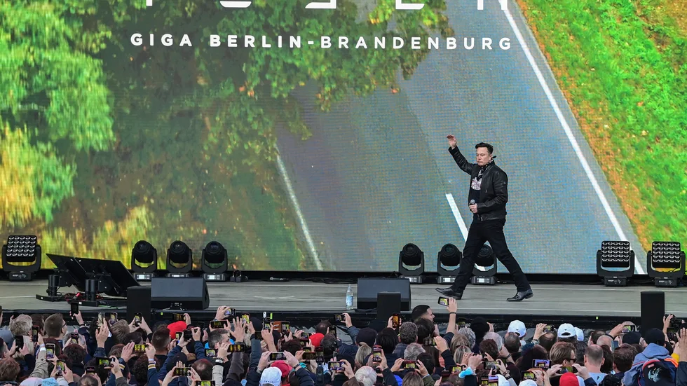 Elon Musk på "oktoberfesten" nyligen vid Teslas kommande fabrik i Grünheide, öster om Berlin.