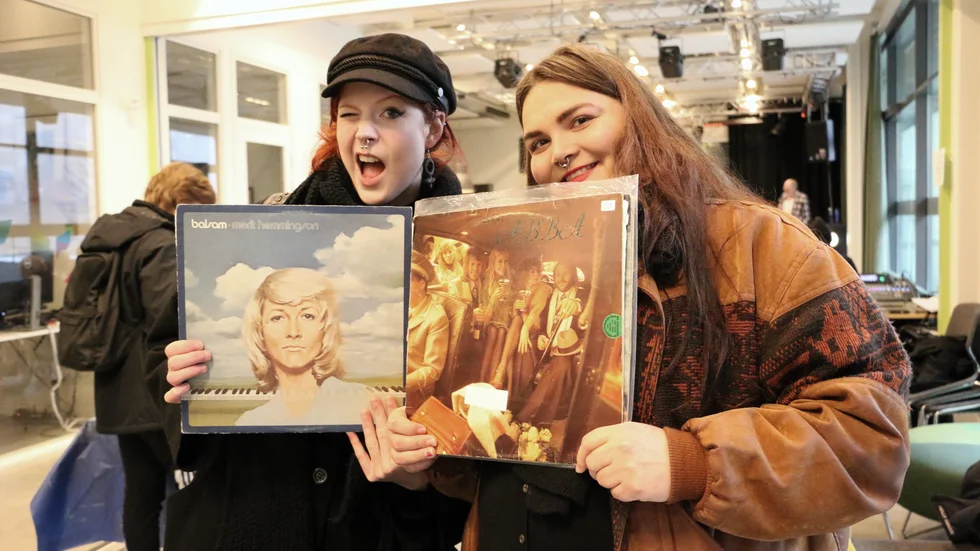 Linn Kårelind och Elvira Seger fyndade stort på mässan.