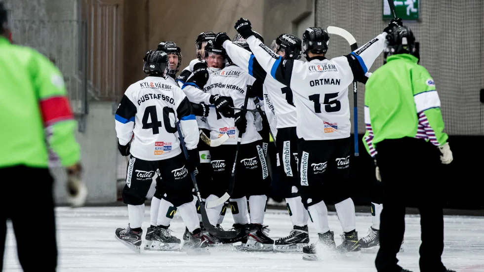 Albin Thomsen (mitt i högen av spelare) har just gjort mål för Sirius. På läktaren stod "halva släkten" från Lidköping och jublade.