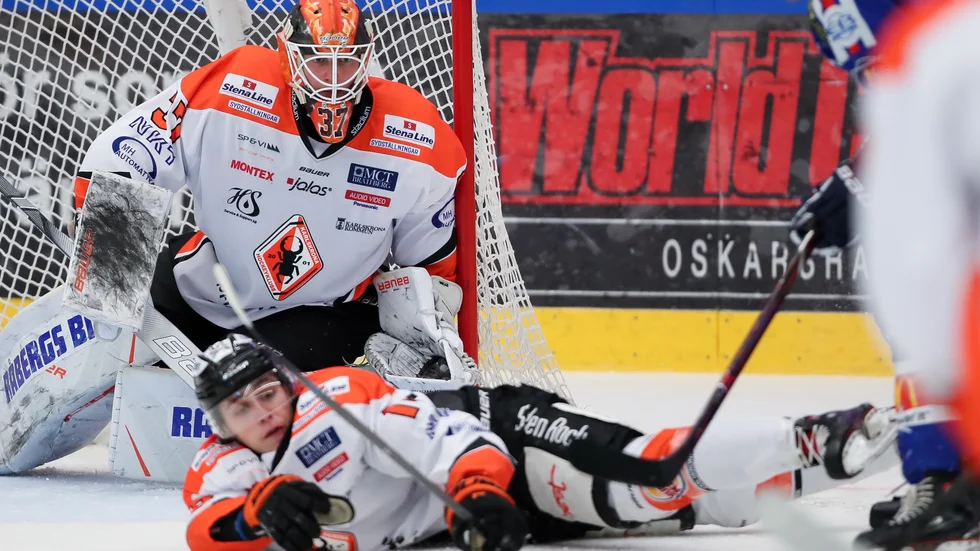 Karlskrona HK, här i en hockeyallsvensk match, är ett av två lag som inte står bakom hockeyettans tv-avtal. Arkivbild.