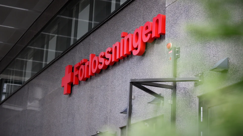 Vänsterpartiet ser gärna satsningar på högre löner för barnmorskorna men det är inte det som är den enda lösningen, skriver debattören.