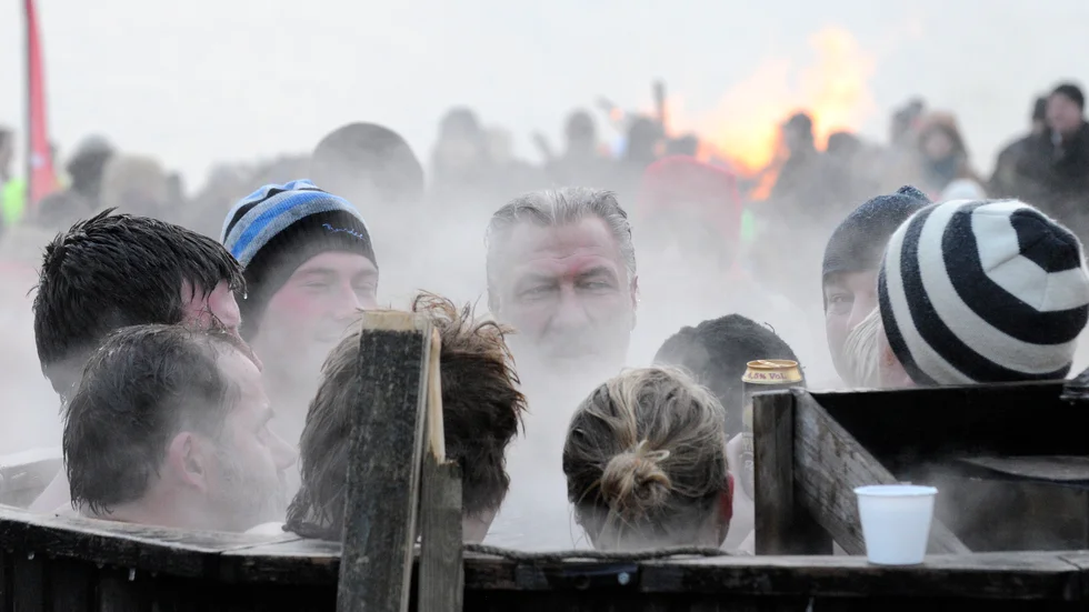 Genrebild på en badtunna. Personerna på bilden har inget med ledarens text att göra.