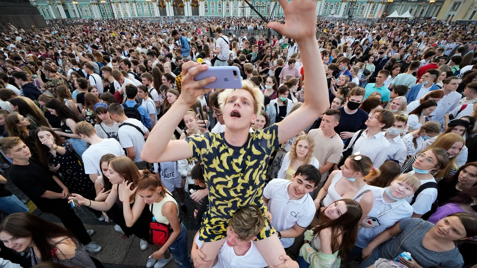 Det traditionella årliga studentfirandet i S:t Petersburg ställdes aldrig in, trots ökad smitta.