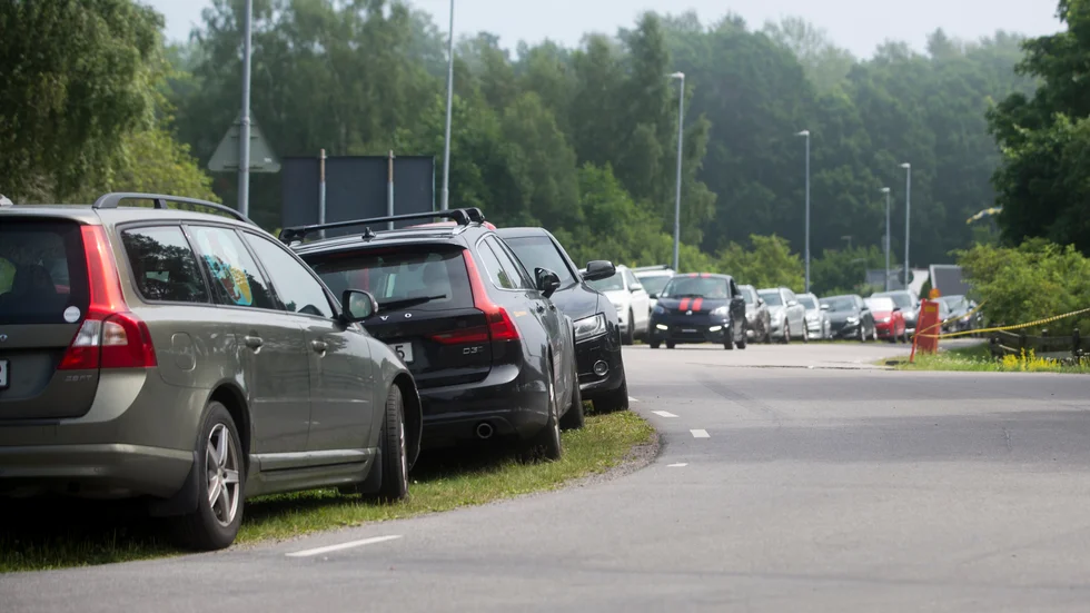 Slut på parkeringsplatser vid badet på Jogersö. Felparkerade bilar riskerar att hindra framkomligheten för ambulans och polis.