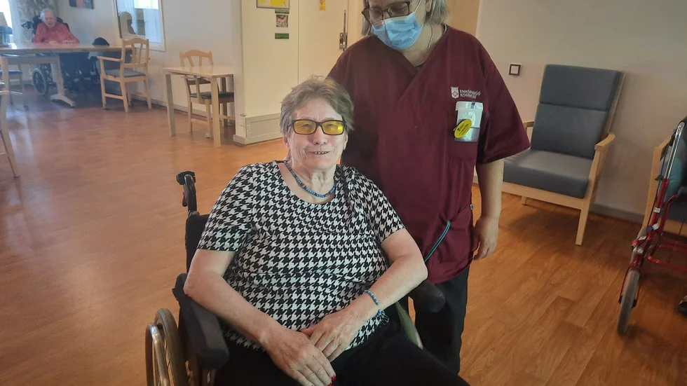 74-åriga Inger Björnberg säger att hon dricker extra mycket vatten under värmeböljan. 
