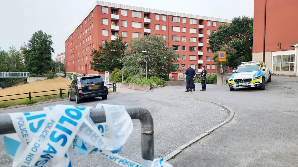 En skribent tycker att invånarna i utsatta områden måste själva göra vad de kan för att komma åt ungdomsbrottsligheten.

