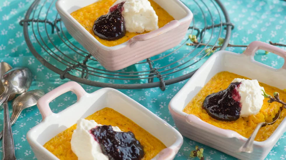 Saffranspannkaka ska serveras med finess och med salmbärssylt, anser insändarskribenten.