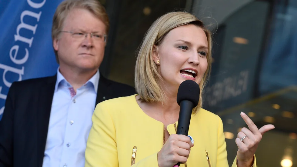 Tidigare Europaparlamentarikern Lars Adaktusson (till vänster på bilden) tar bladet från munnen och kritiserar KD-ledaren Ebba Busch.
