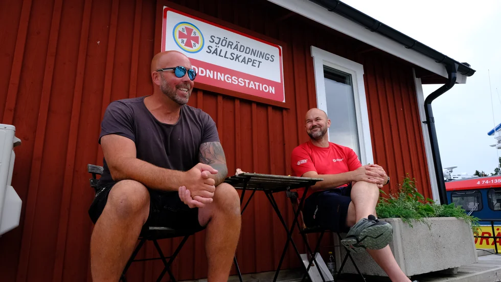 Jim Karlsson och Andreas Selinder har rast men är redo att ge sig av om ett larm skulle inkomma.