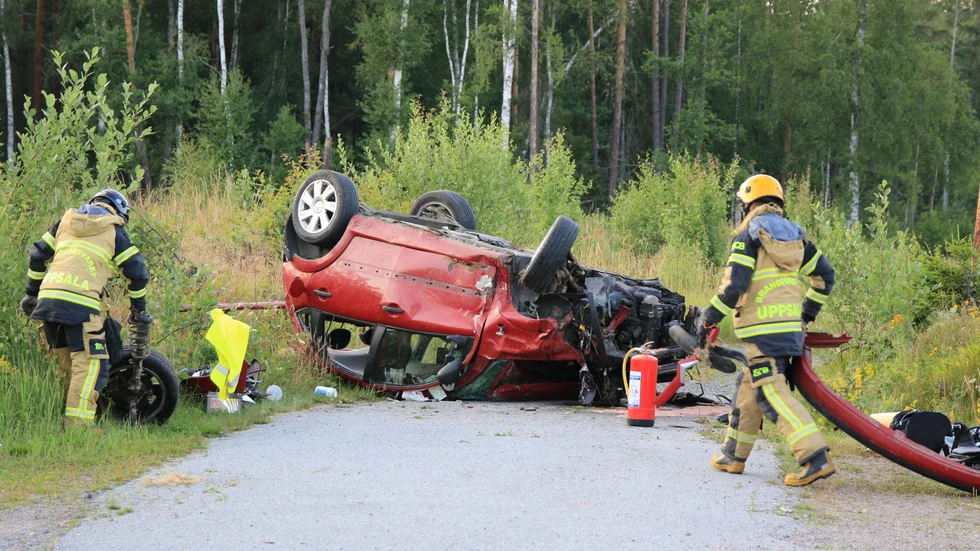 En bil voltade på väg 282 mellan Almunge och Knutby.