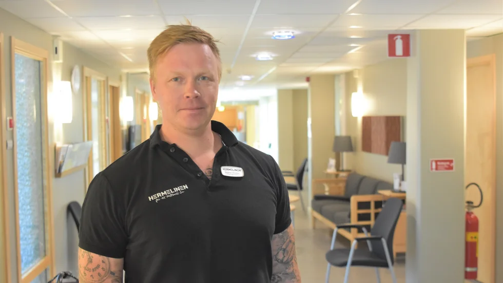 "Vi lider fortfarande av driftstörningar i regionens nya journalsystem. Det innebär att vi inte kan producera vård i samma takt och utsträckning som normalt", förklarar Magnus Olivesten, som är vd i Hermelinens vårdcentral.
