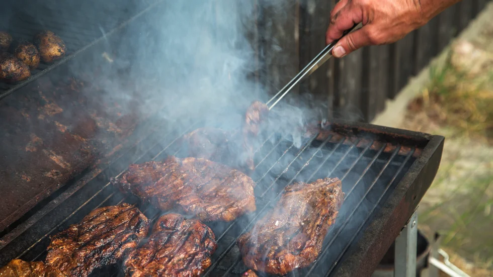 Att lägga svenskt kött på grillen är ett sätt att stötta svenska bönder, framhåller KD-debattören.