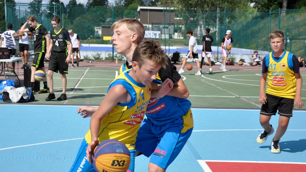 ”Black Dragon” var numret större än sina yngre lagkompisar från Höken Basket.