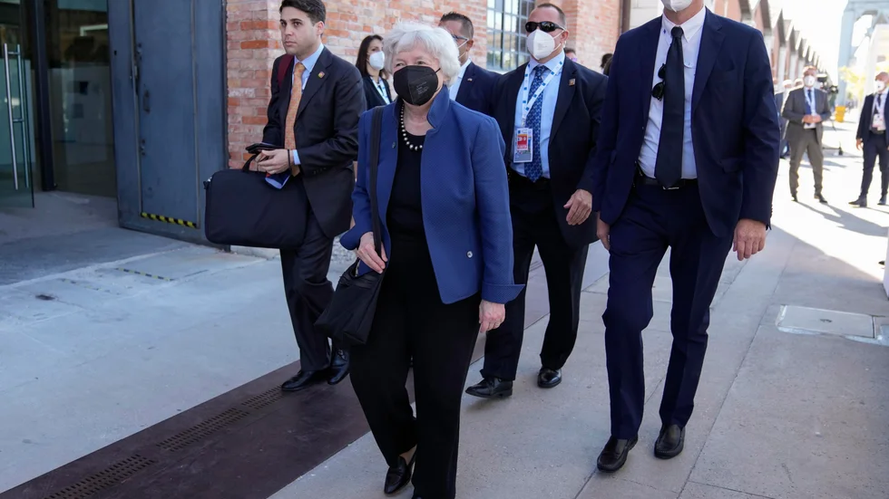USA:s finansminister Janet Yellen på väg till mötet i Venedig.