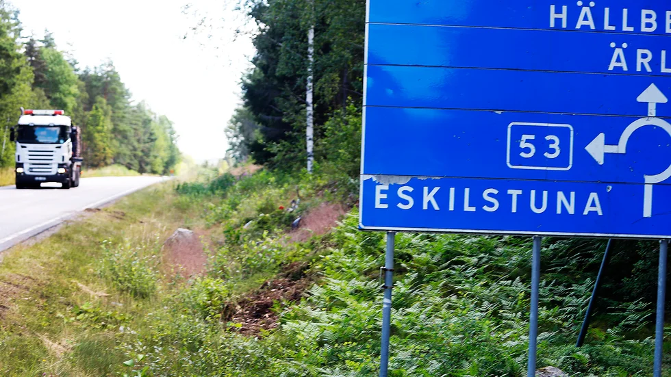 Mannen som körde bilen har nu släppts då en preliminär bedömning tyder på att han sannolikt inte var påverkad.