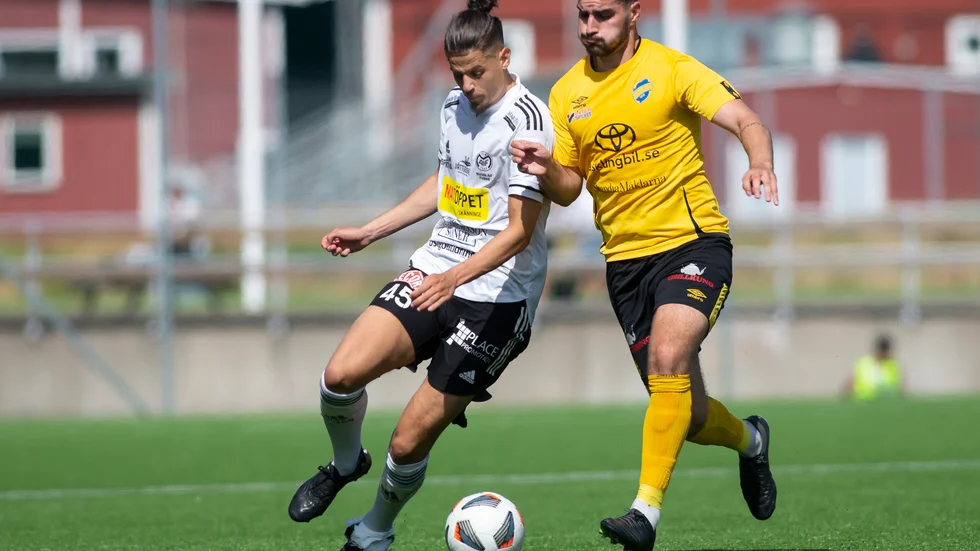 Dennis Bilanovic, här i Mjölby AI:s dress, avgjorde för Hjulsbro.