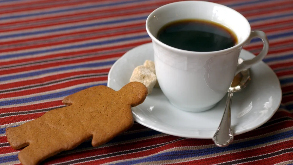 De frusna främlingarna bjöds på kaffe, mackor och pepparkakor. Föga kunde kvinnan ana vilka de var.
