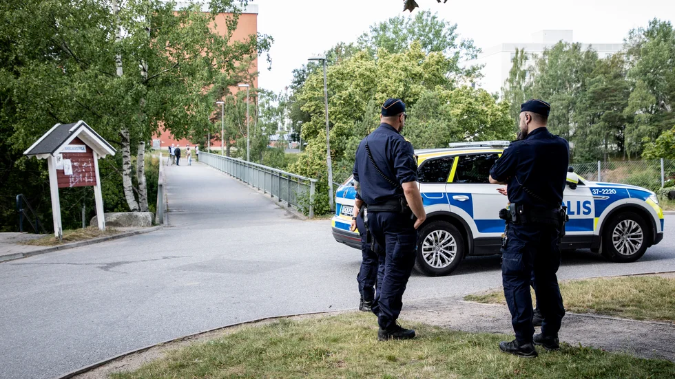 Lika mycket som läggs på polisen måste läggas på att förebygga sociala problem, hävdar debattörerna.