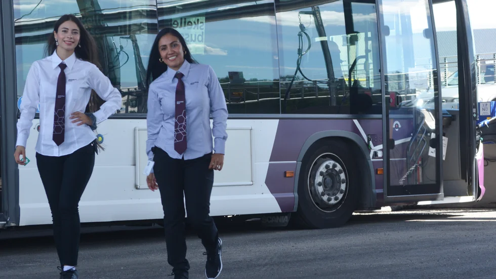 Maya och Viviana nyanställda busschaufförer. 