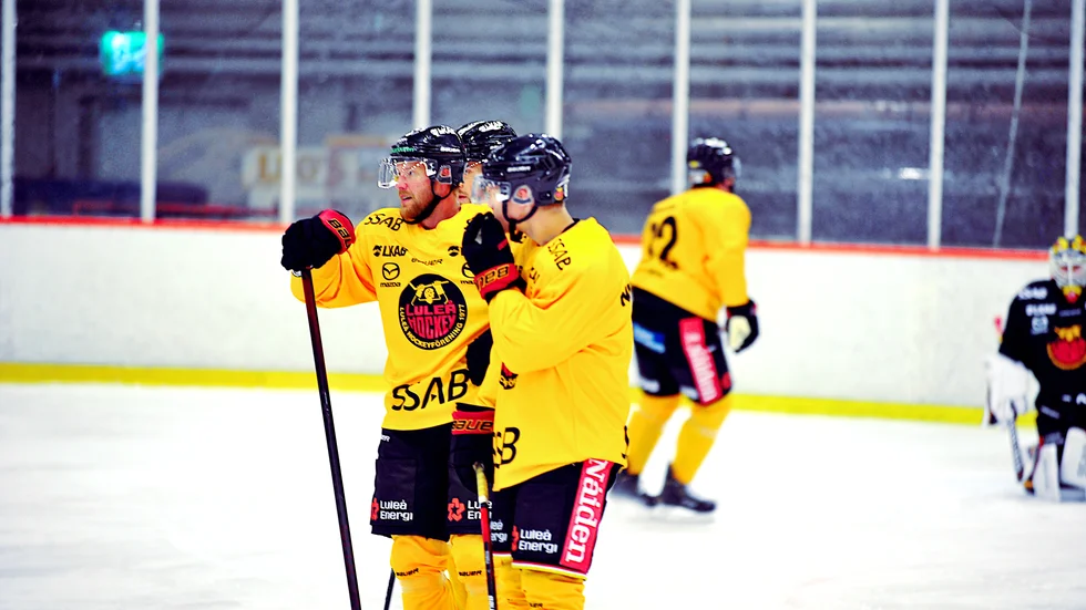 Linus Omark tillsammans med sina nya lagkamrater. 