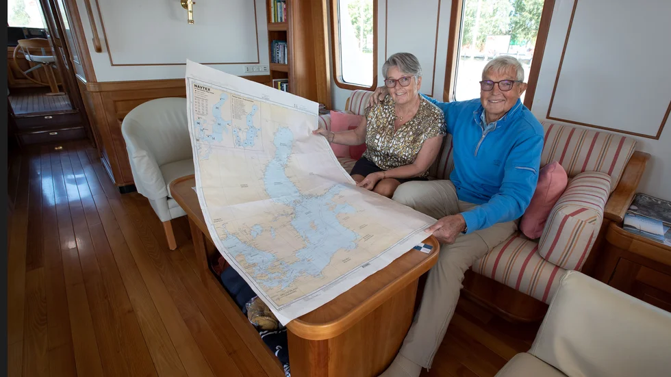 Marianne Kildebek och Poul Johansen har kört otaliga sjömil med sin lyxiga jakt runt den svenska och finska skärgården. När turistsäsongen är över brukar de åka till Västkusten eller Tyskland.