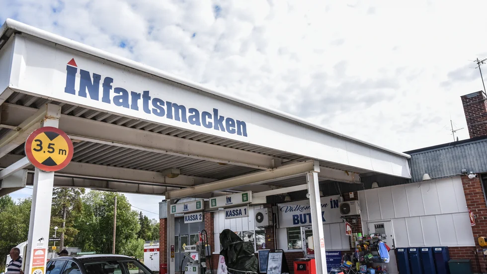 Nu går det inte att tanka i Öregrund. Infartsmacken ska flytta och har demonterat pumparna. Men snart öppnar macken på nya stället 100 meter bort.