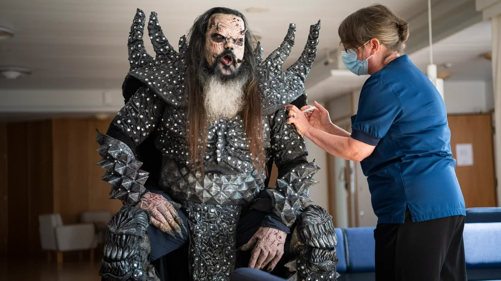 Mr Lordi, sångare i det finska hårdrocksbandet Lordi, får sin andra vaccindos från sjuksköterskan Paula Ylitalo i Rovaniemi.