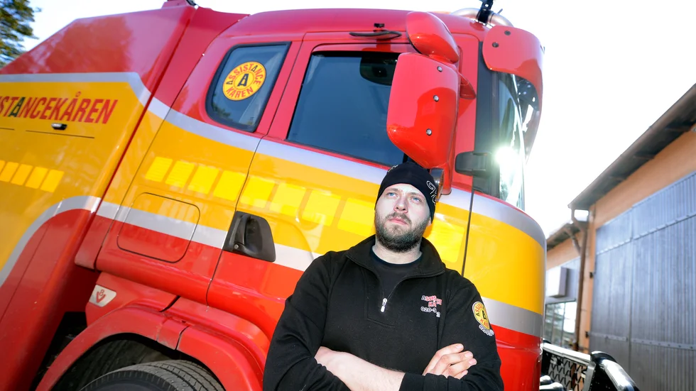 Bärgningsföretagaren Simon Granberg bekräftar att länets vägarbeten lett till många punkteringar för bilister i sommar.