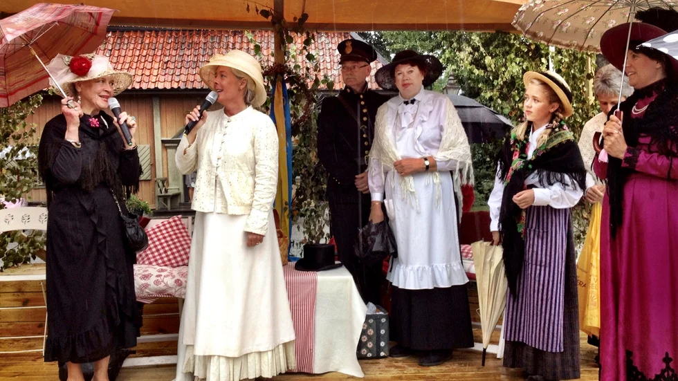 Så här såg några besökare ut på Sigtuna möte ett tidigare år. I år blir det istället en marknadsrunda uppdelad på flera platser i kommunen men temat är fortfarande 1912 och deltagarna uppmuntras även i år att klä ut sig tidsenligt. 