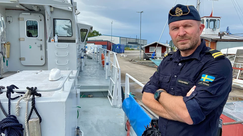 Kustbevakaren Calle Lönn berättar att det ibland är svårt att få ihop schemat, men att de ändå har folk ombord så att de klarar sig.
