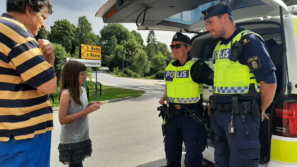 Poliserna Pirijo Svegréus och Ted Bäck passar på att besöka kransorterna i augustivärmen.