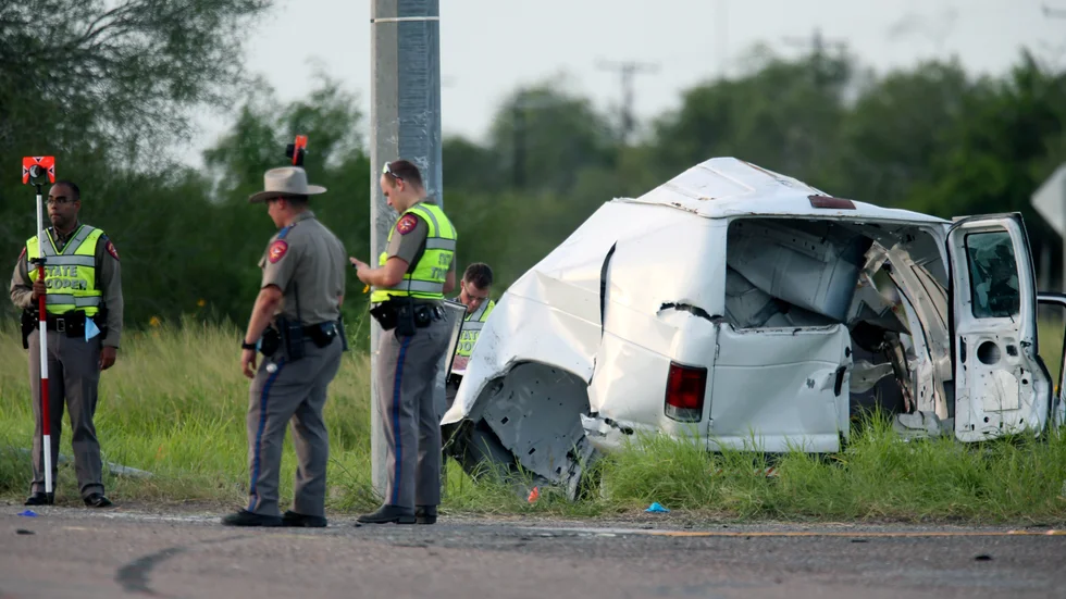 Den kraschade skåpbilen på motorvägen vid Encino i södra Texas.