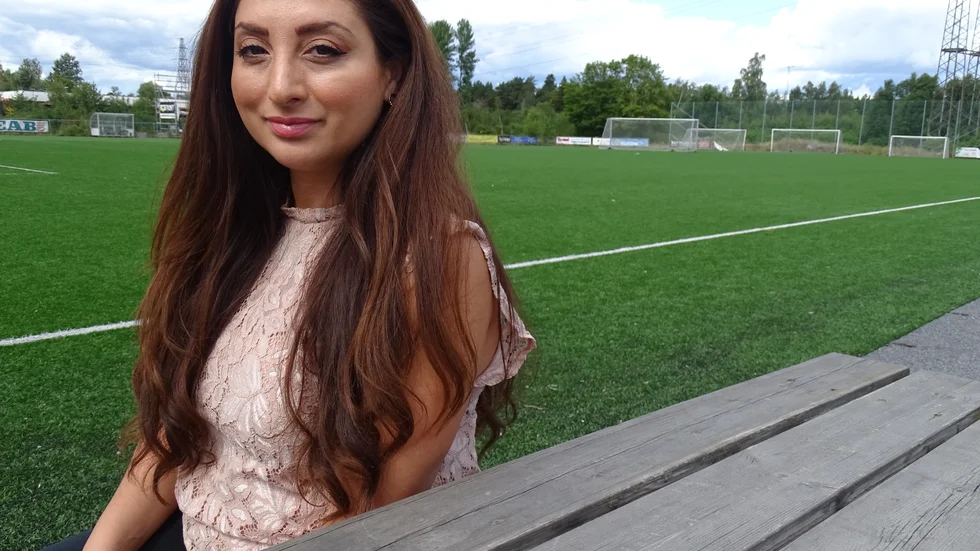 "Det var inte konstgräs förut men nu har de bytt", säger Sandi Haddad Sharro om fotbollsplanen där hon gjorde sin första träning.