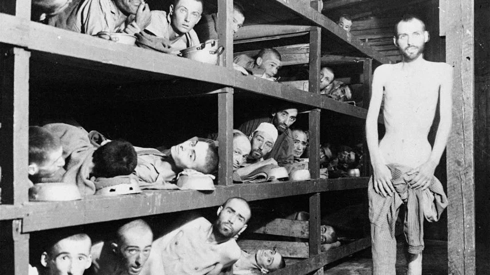 Efter att Hitler tog makten 1933 började man systematiskt förfölja judarna i Tyskland. Antalet offer för Förintelsen uppskattas till omkring sex miljoner. De flesta gasades ihjäl och kremerades i koncentrationsläger.  Bilden visar fångar i koncentrationslägret Buchenwald.