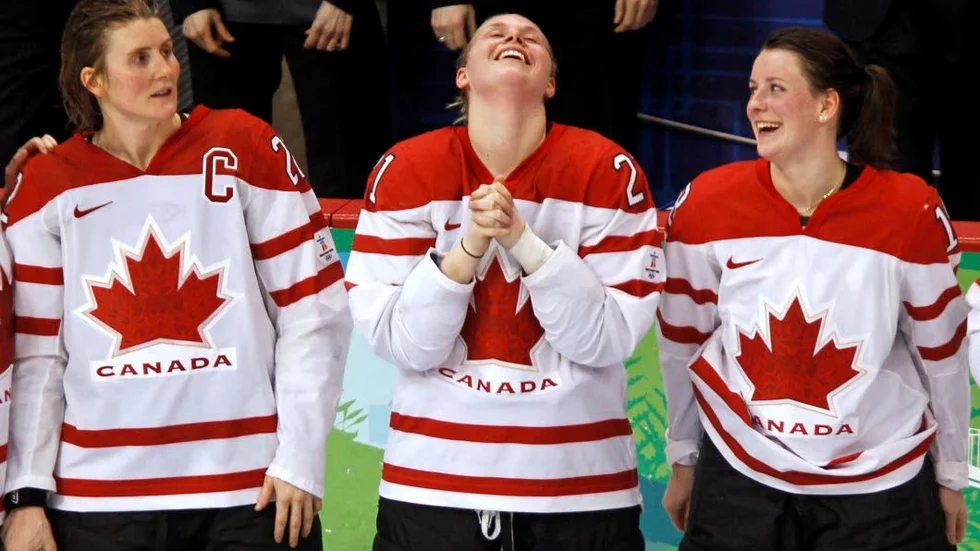Förstärker. Den kanadensiska stjärnan Meaghan Mikkelson, längst till höger, är klar för Luleå Hockey/MSSK.
