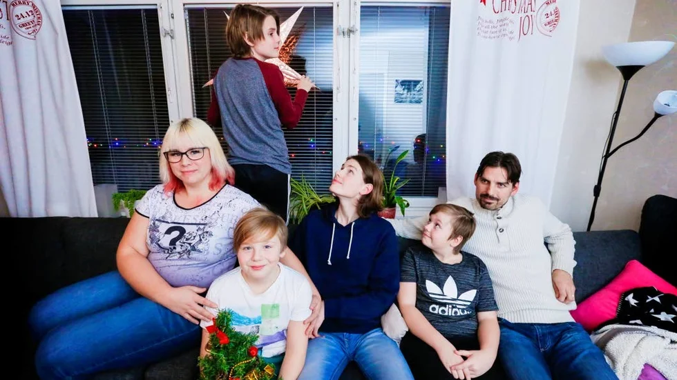 Vartannat år. Lisa och Tommy Wall firar vartannat år jul med alla barnen på julafton. Vartannat år firar de jul någon annan dag när barnen har kommit. Emanuel, Christoffer, Jonathan och William heter de fyra barnen på bilden.