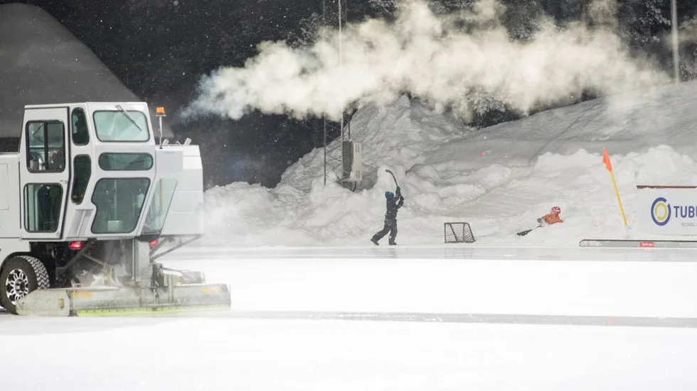VIT LEKPLATS. Snö och -16 grader hindrade inte de minsta bandysupportrarna att leka.