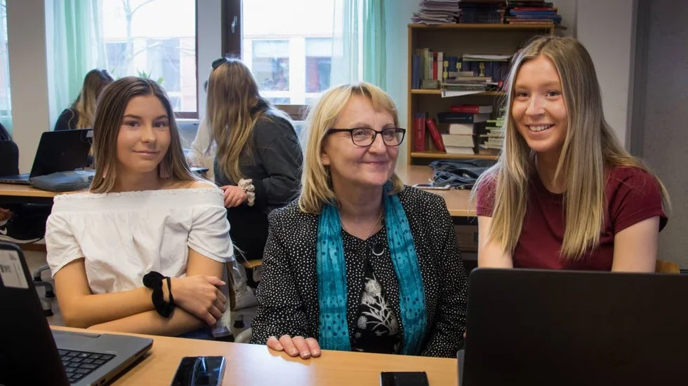 Tycker till. Eleverna Melinda Westling och Elsa Forsberg, 9D vid Björkskataskolan, berättar för Maritha Meethz, kommunfullmäktiges ordförande vad de tycker kommunen borde göra.