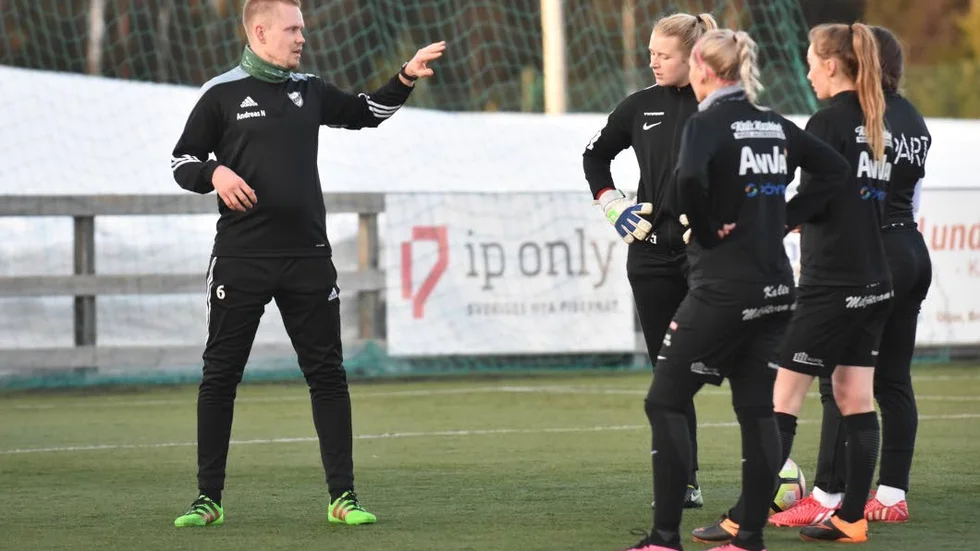 Det har varit bråda dagar för Andreas Nilsson och hans Assi. Direkt efter Pierre Perssons avhopp bestämde han sig nämligen för att byta spelsystem. Han tycker laget gjorde det bra i genrepet mot Piteå. Men det finns fortfarande detaljer i spelet som han inte är nöjd med. "Jag tycker vi har varit alldeles för direkta i vårt spel, och menar att vi måste ha mer tålamod", säger han.