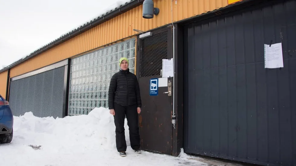 Obehaglig överraskning. Malin Karvonen möttes av en obehaglig överraskning förra torsdagen då hon skulle hämta bilen. Delar av garagetaket hade gett vika och garaget var avspärrat. Hon väntar fortfarande på besked från Lulebo och är kritisk till bristen på information.