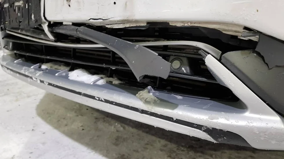 Krasch. Bilen blev skadad efter olyckan utanför Leipojärvi.