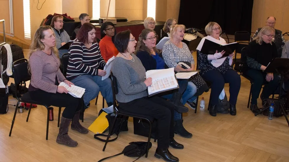Finslipar. Med hjälp av inspelade ljudfiler och noter har koristerna övat på egen hand. Under fem repetitionstillfällen träffas de för att finslipa alla detaljer.