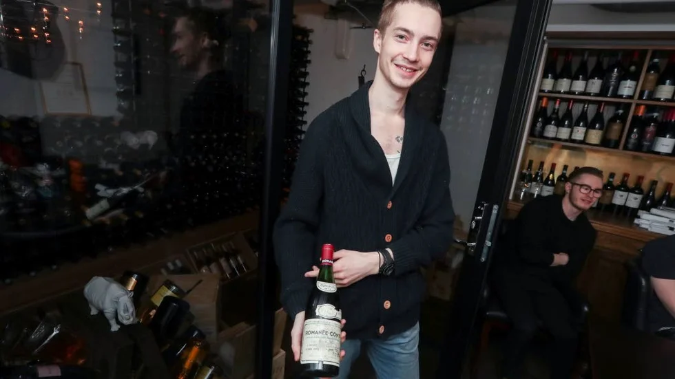 RIKTIG DYRGRIP. I vinkällaren finns bland annat en flaska Romanée-Conti från 1973. Den flaskan som Niklas Lundgren håller i kostar 45 000 kronor och kallas bland annat för gudarnas nektar.