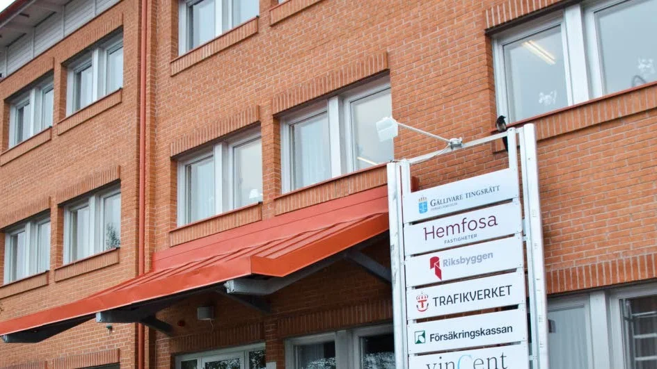 Tingsrätten. 22-åringen dömdes till två månaders fängelse.