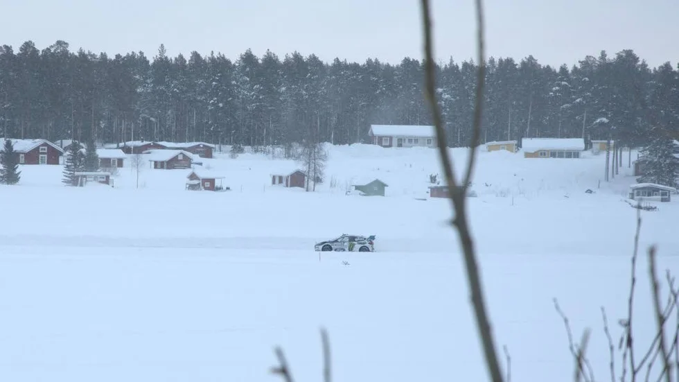 Snurrade. Den rallybil som användes till inspelningen körde i hög hastighet på isen och snurrade runt runt på isvägen samtidigt som det spelades in.