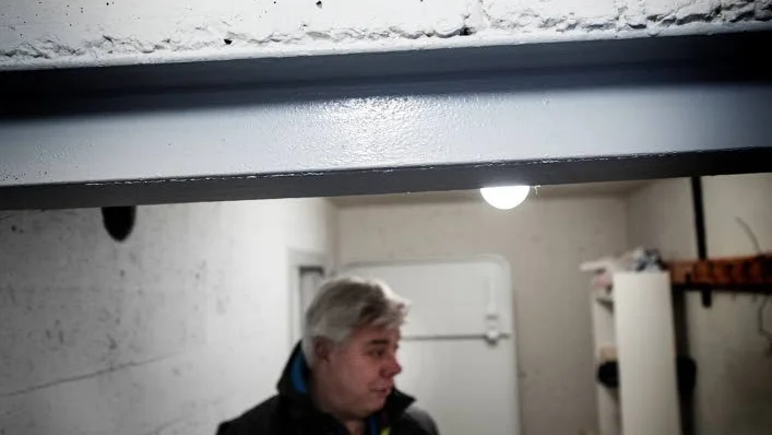 Skylten. Skylten ska finnas både vid porten till det hus där skyddsrum finns och ovanför dörren till luftslussen som leder in till skyddsrummet.