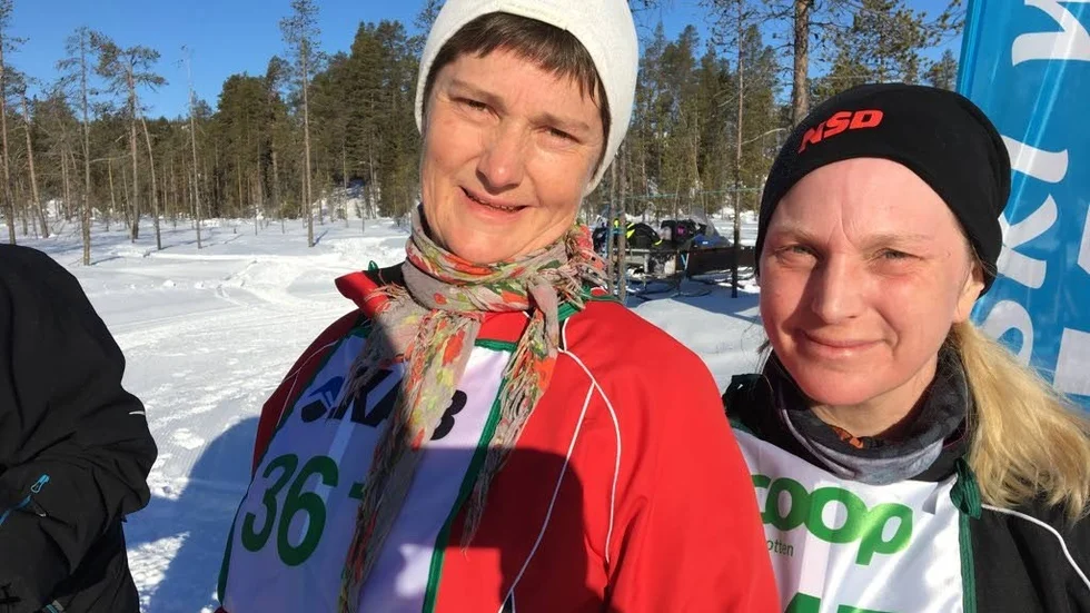 Syskon. Moa Höjer med storasyster Maja. Nöjda.