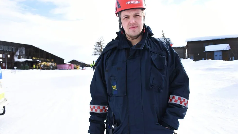 Släckning. "Vi har jobbat med utvändig släckning och att begränsa branden till utsidan", säger Henrik Lyngmark, räddningschef Gällivare.