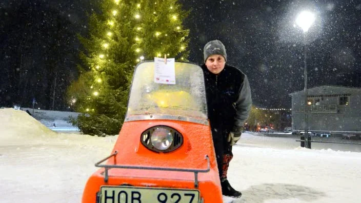 KLASSIKER. Isak Sköld, 14 år, från Överkalix tog såklart chansen att provsitta den här apelsinfärgade, gamla godingen från 1969 – en Ockelbo 300.